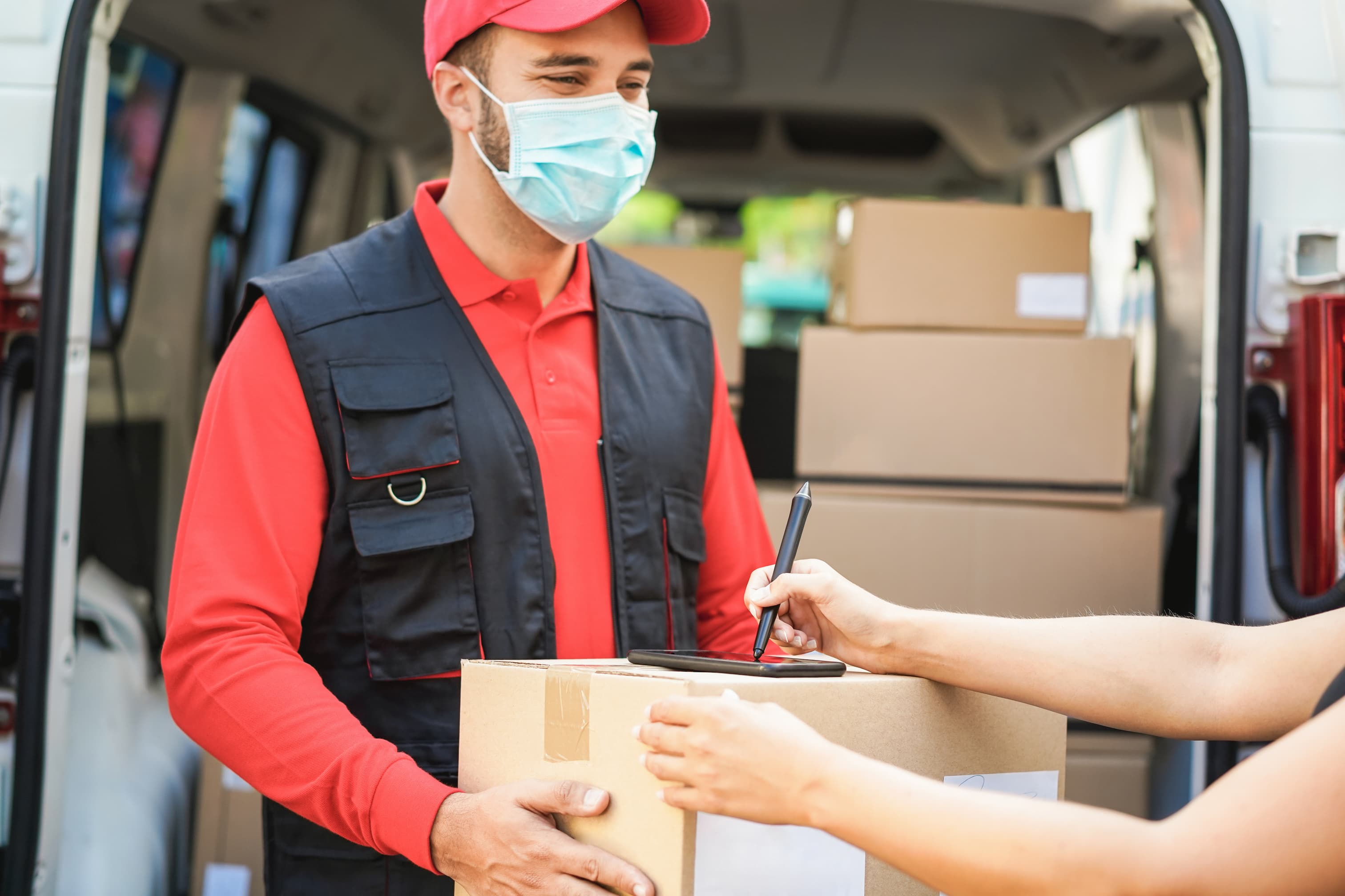 NEXUSの物流代行サービス - 配送業者による荷物の受け渡し風景